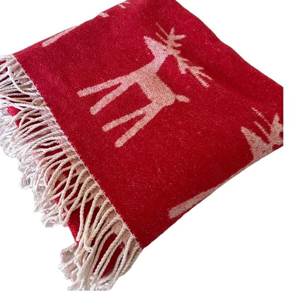 Roca Home Fringed Throw Blanket 50x67 Red White Reindeer Woven Soft Cozy Holiday - Picture 3 of 7